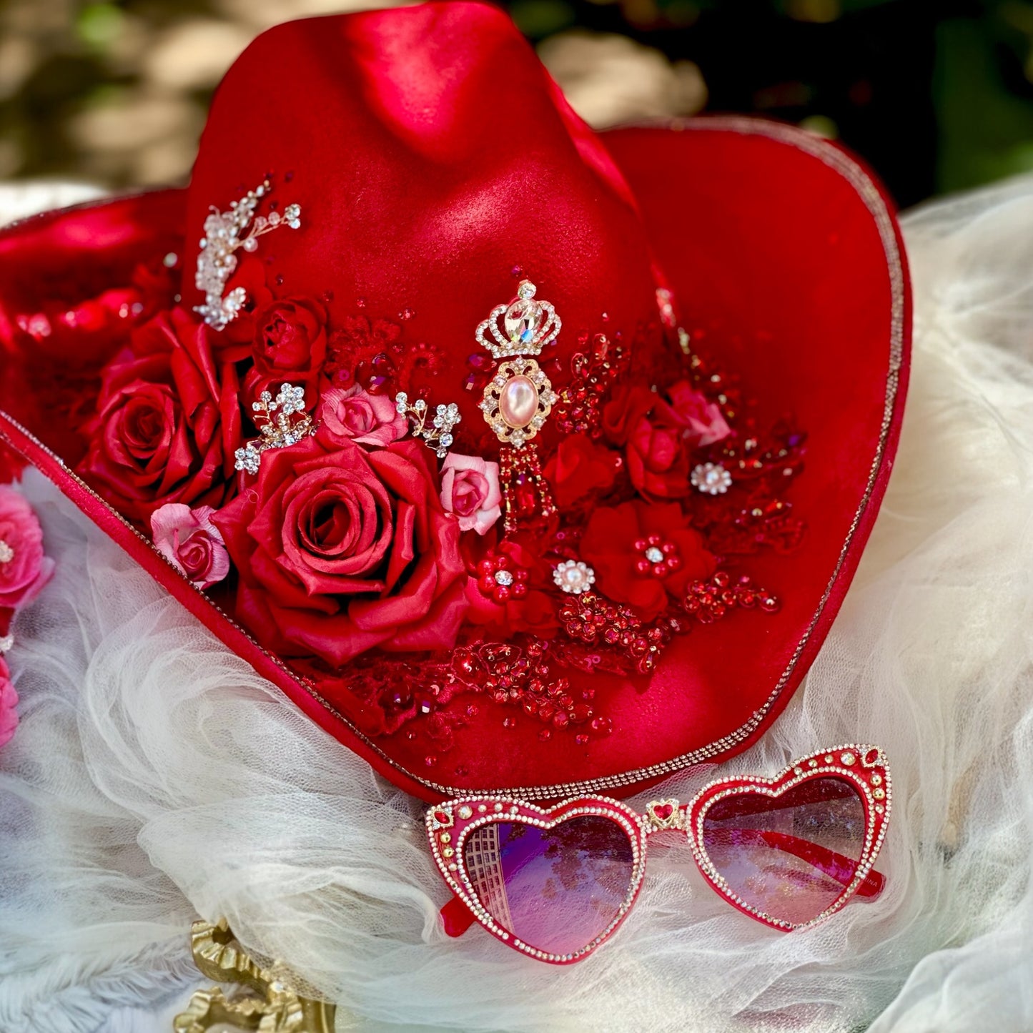 Party with style - Cowboy hat and sunglasses